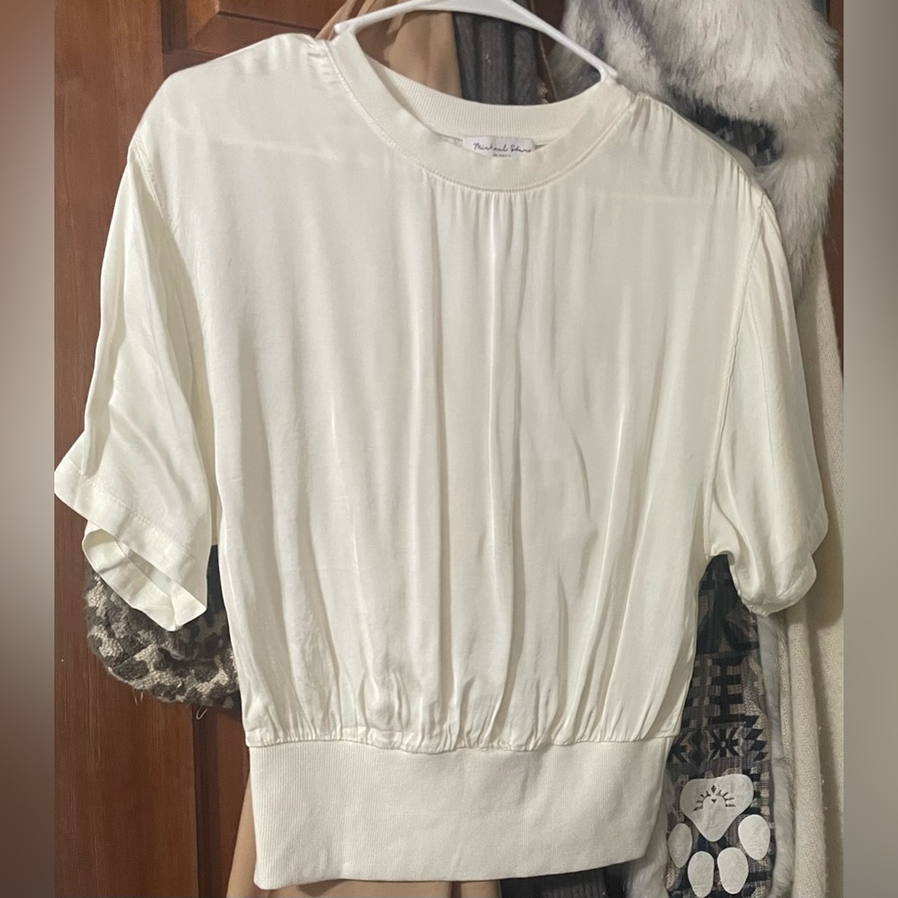 NWT Michael Stars Light Cream Short Sleeve Silky Blouse -Banded Hem